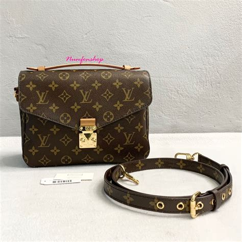 ขายแล้วค่ะ Louis Vuitton Monogram Pochette Metis .